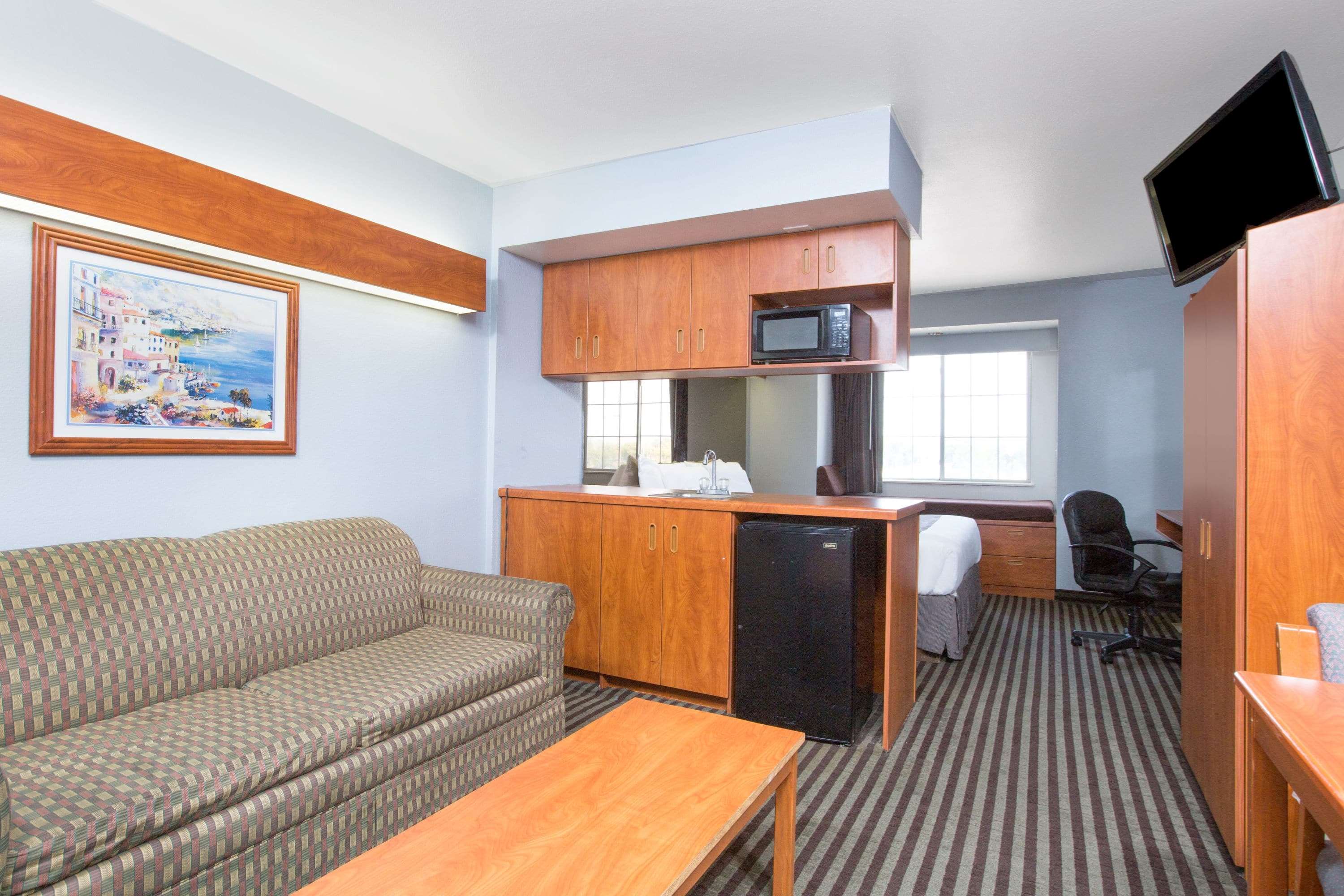 Microtel Inn & Suites by Wyndham Garland/Dallas