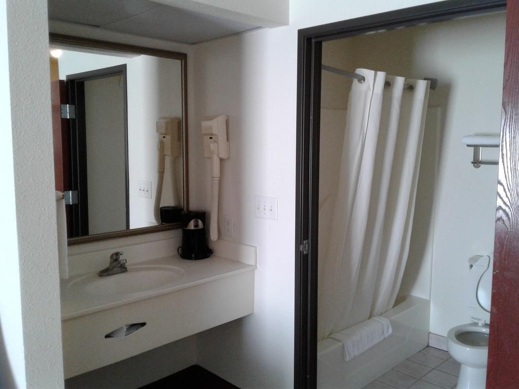 Super 8 by Wyndham Garland/Rowlett/East Dallas area