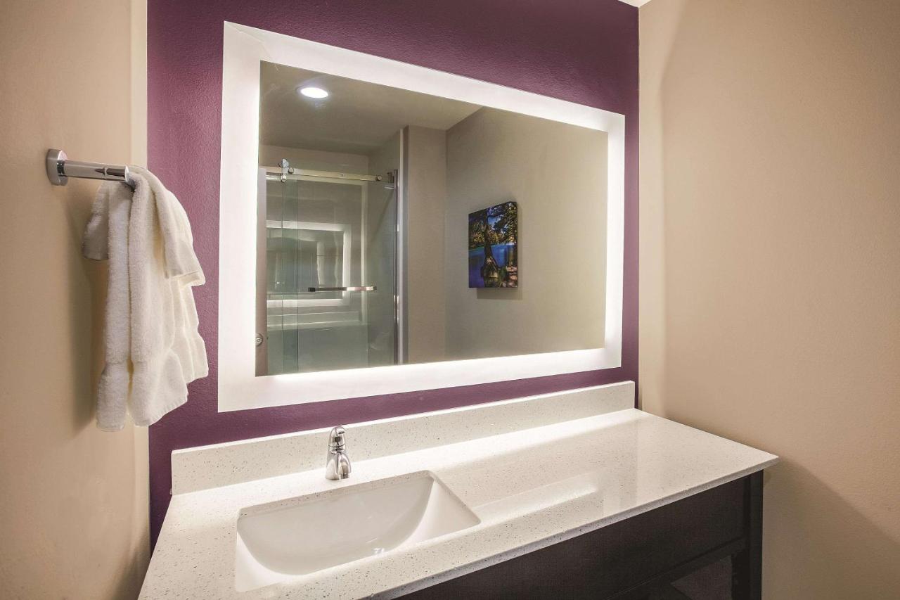 La Quinta Inn & Suites by Wyndham Dallas Northeast-Arboretum