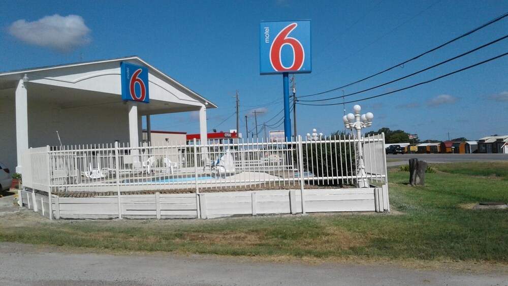 Motel 6 Giddings, TX