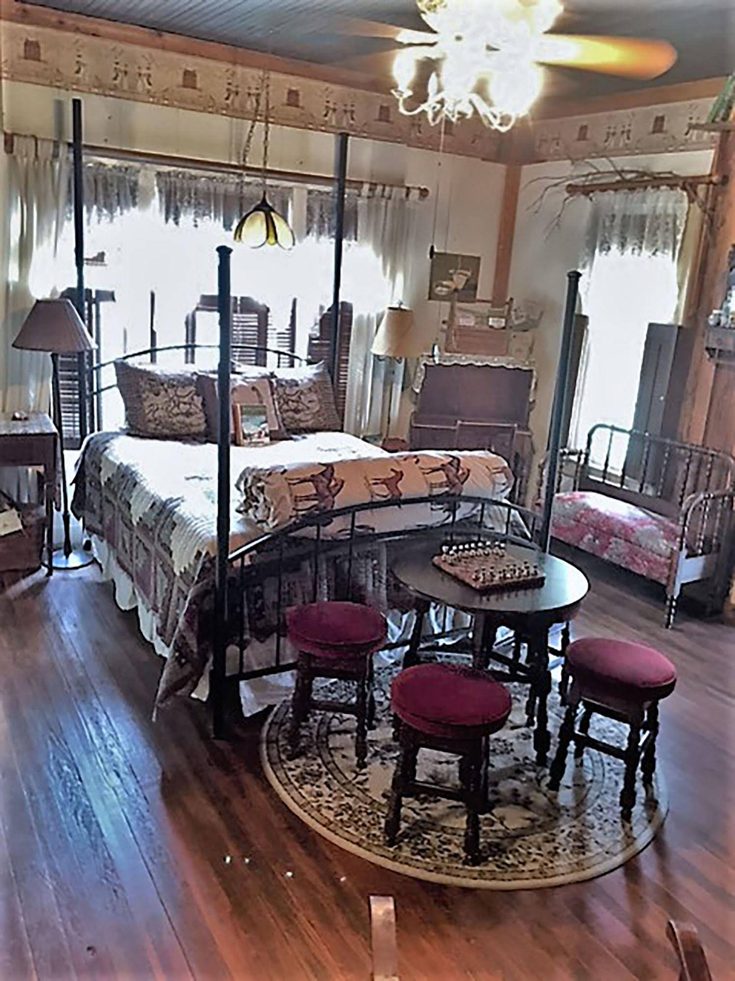 Country Woods Inn