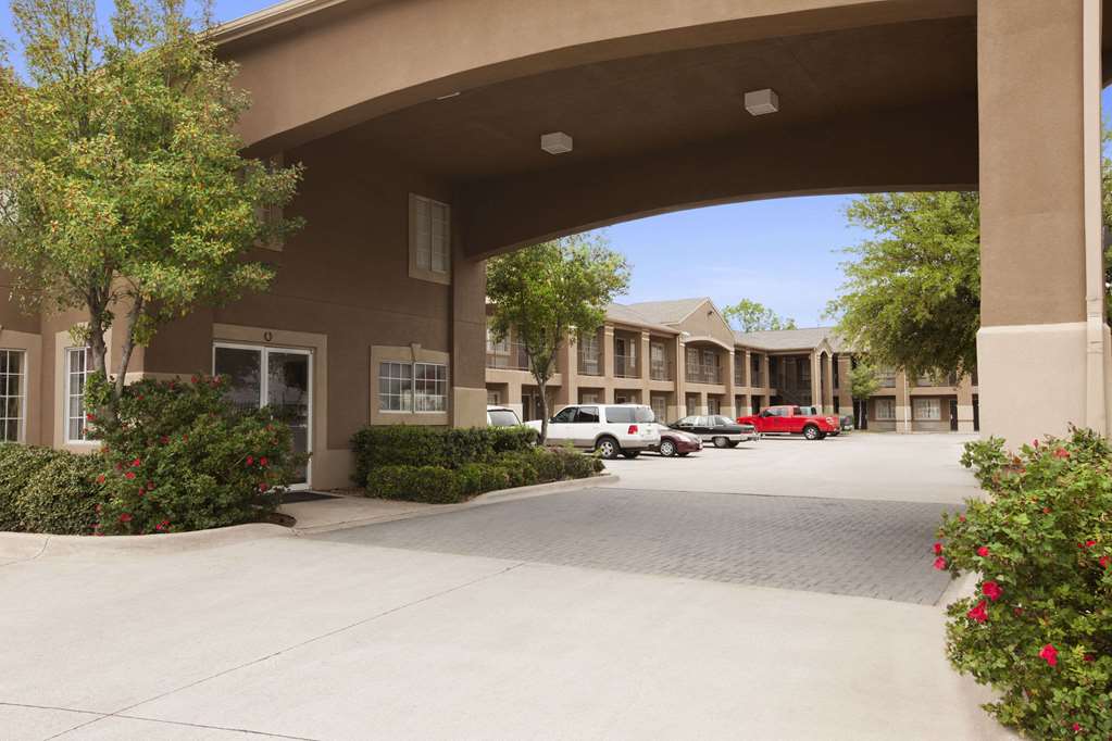 Howard Johnson by Wyndham Grand Prairie Near Lone Star Park