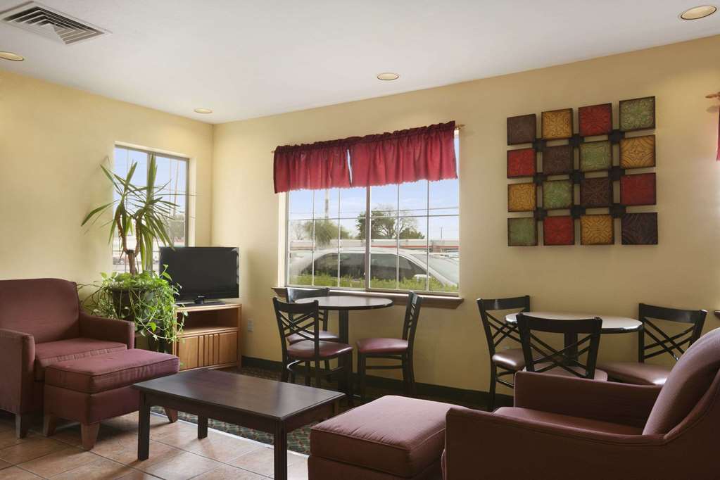 Howard Johnson by Wyndham Grand Prairie Near Lone Star Park