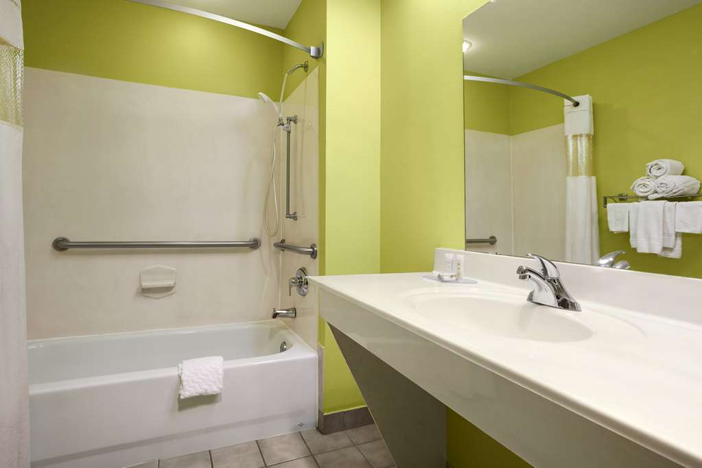 Howard Johnson by Wyndham Grand Prairie Near Lone Star Park