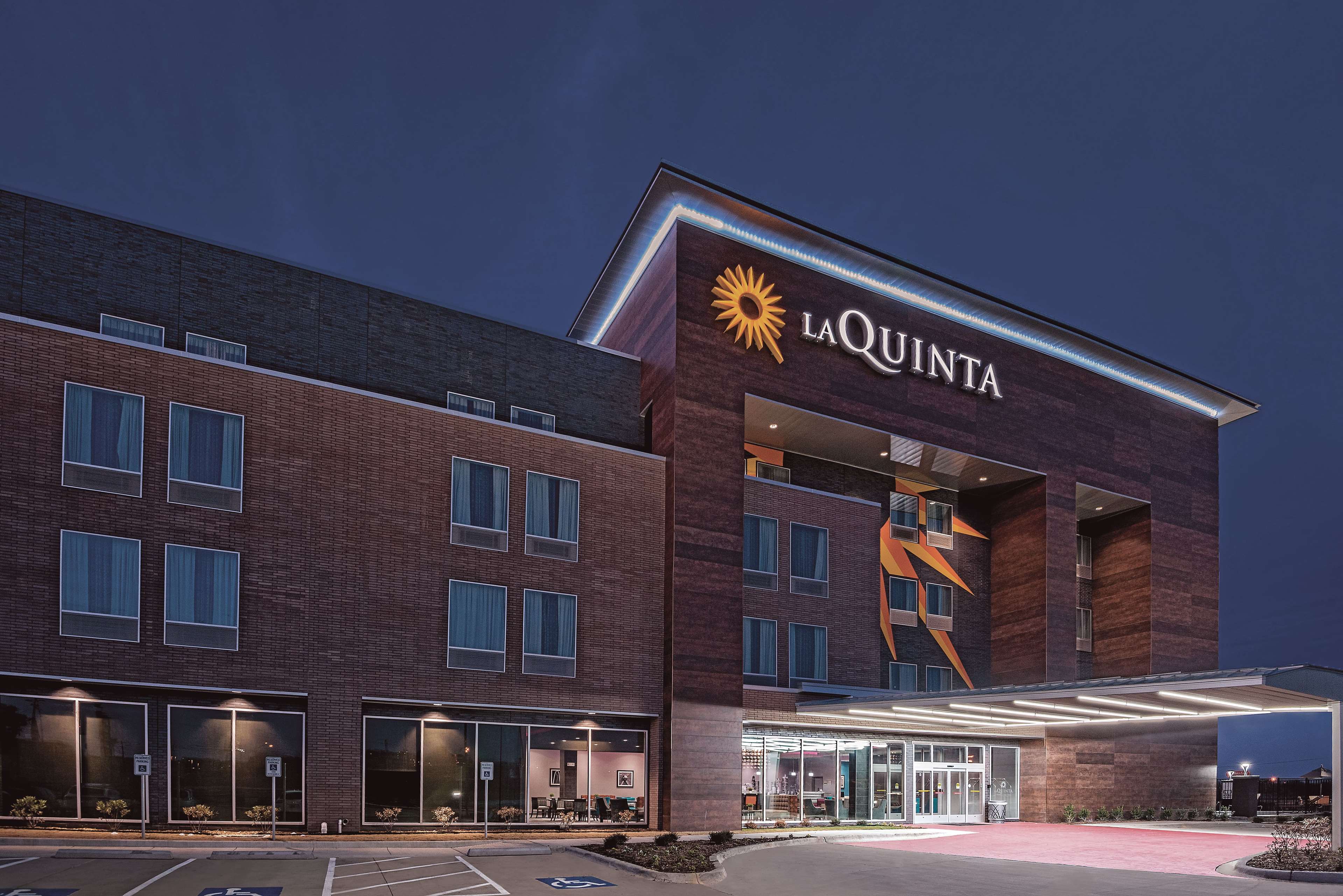 La Quinta Inn & Suites by Wyndham Dallas Grand Prairie North