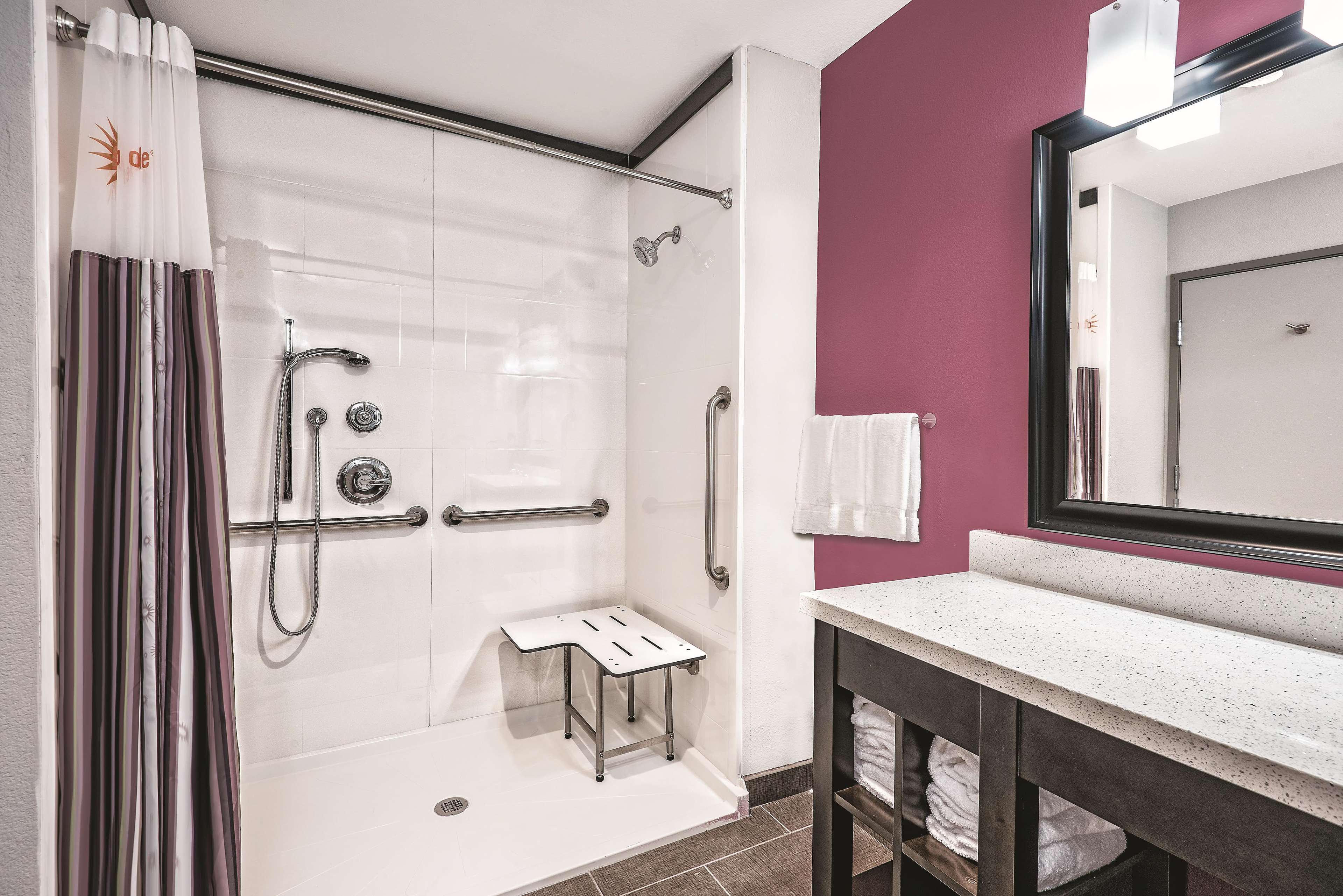 La Quinta Inn & Suites by Wyndham Dallas Grand Prairie North