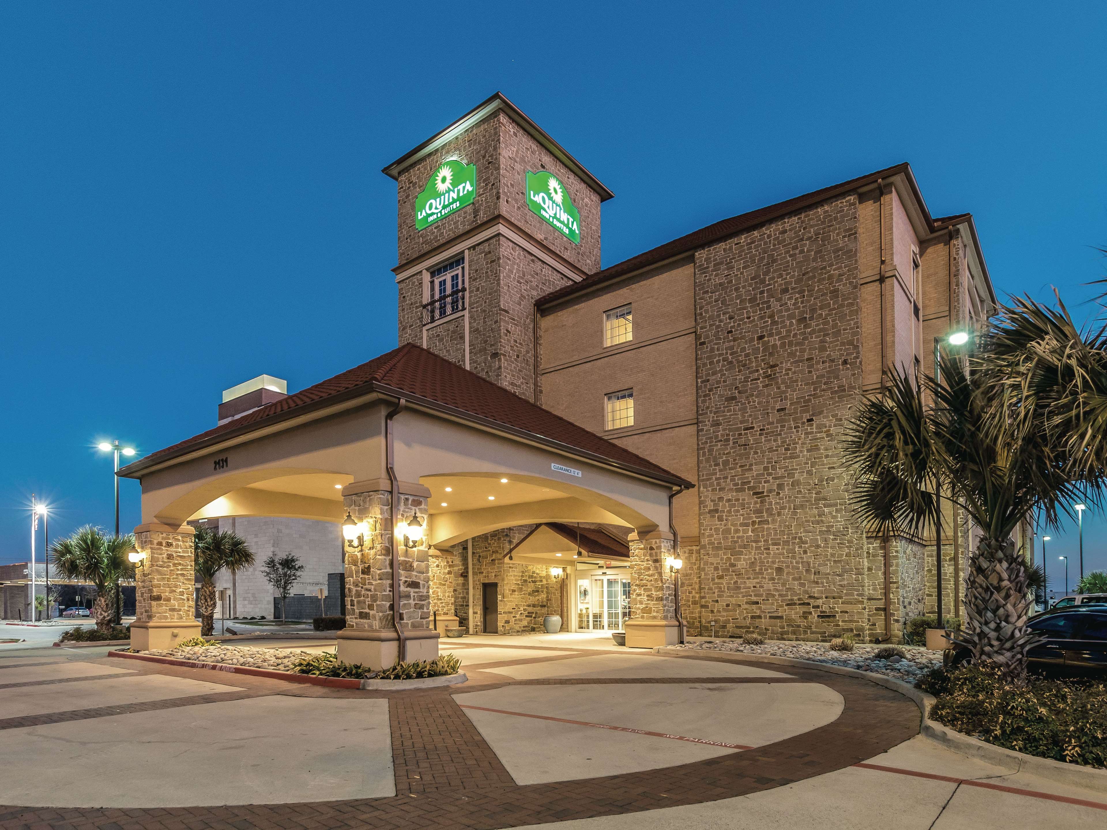 La Quinta Inn & Suites by Wyndham Dallas Grand Prairie South