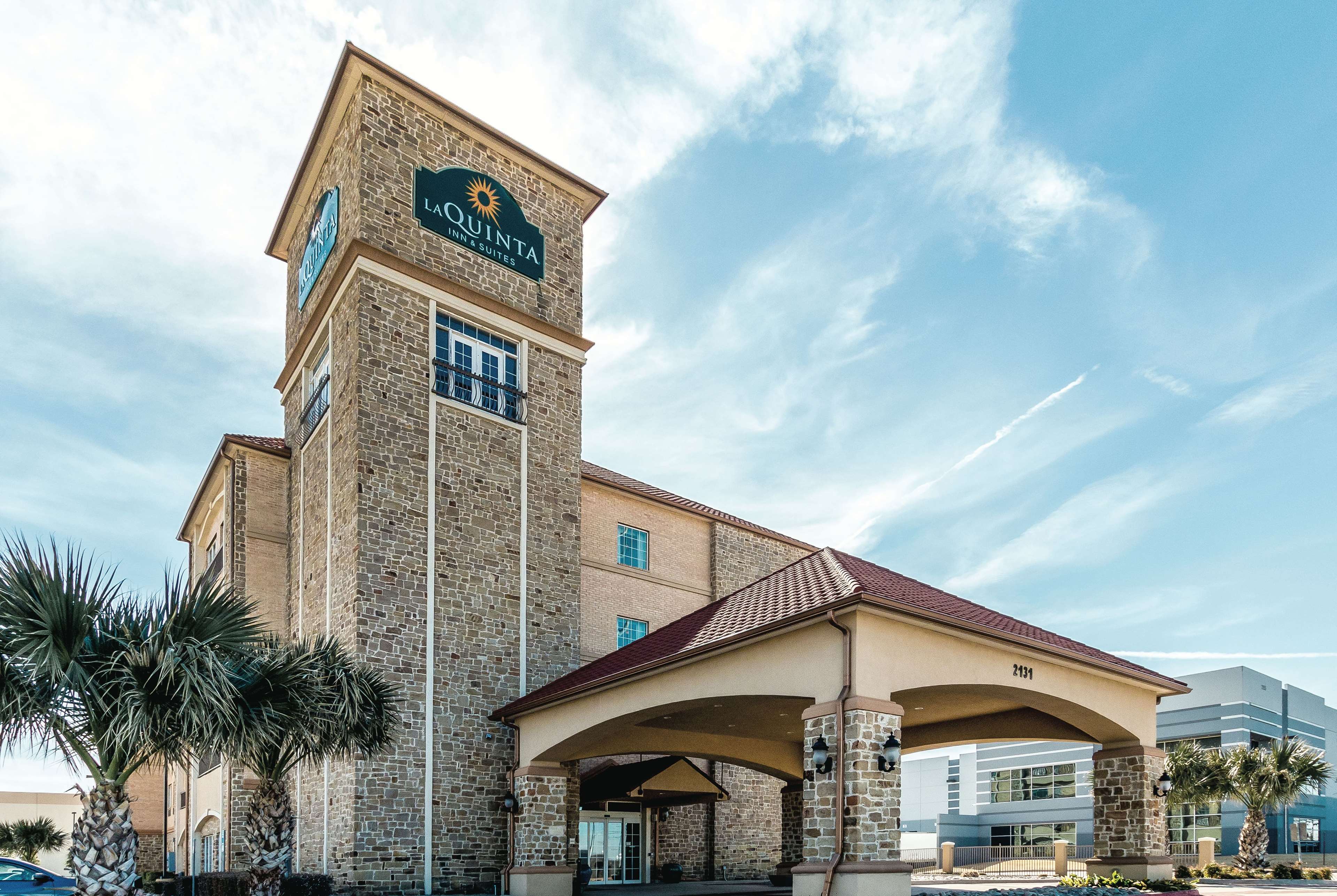 La Quinta Inn & Suites by Wyndham Dallas Grand Prairie South