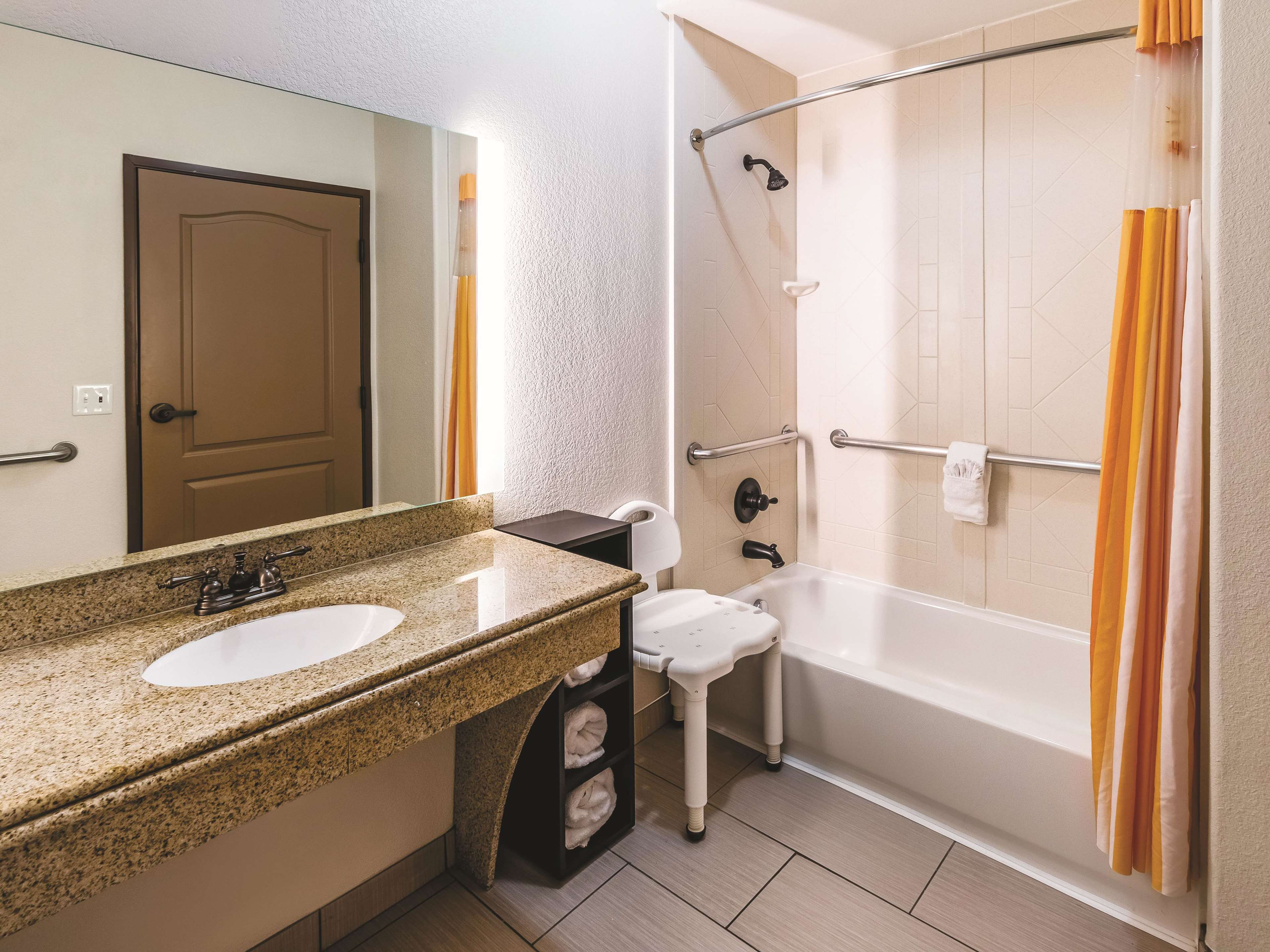 La Quinta Inn & Suites by Wyndham Dallas Grand Prairie South
