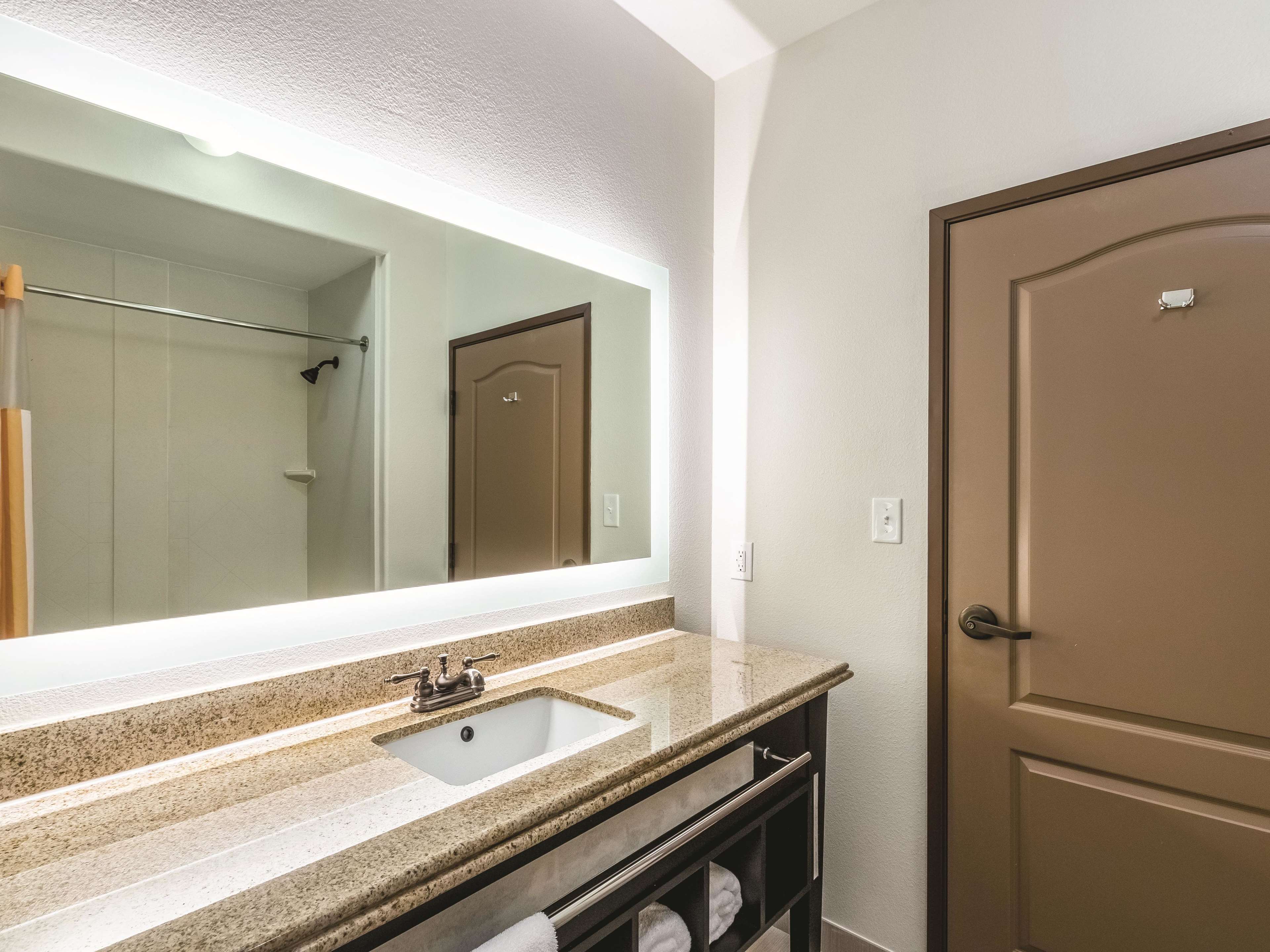 La Quinta Inn & Suites by Wyndham Dallas Grand Prairie South