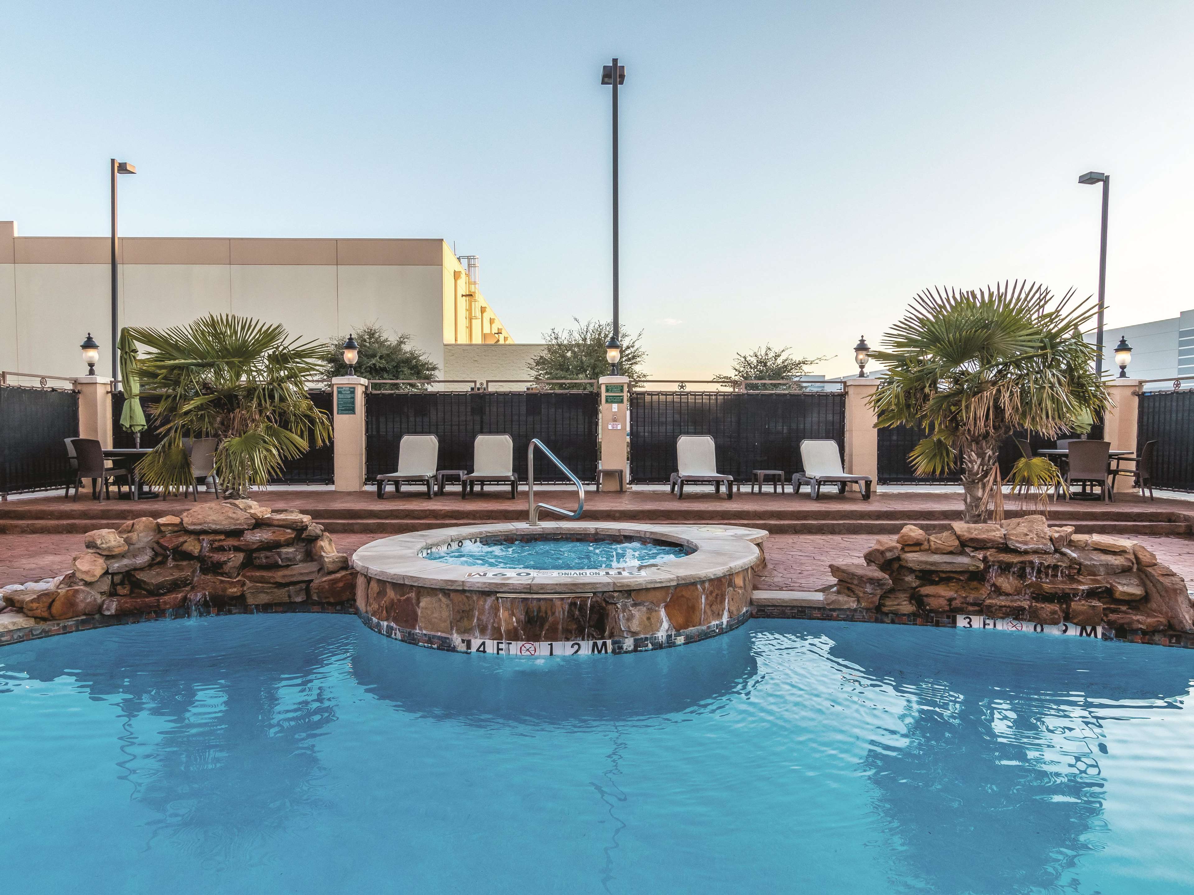 La Quinta Inn & Suites by Wyndham Dallas Grand Prairie South