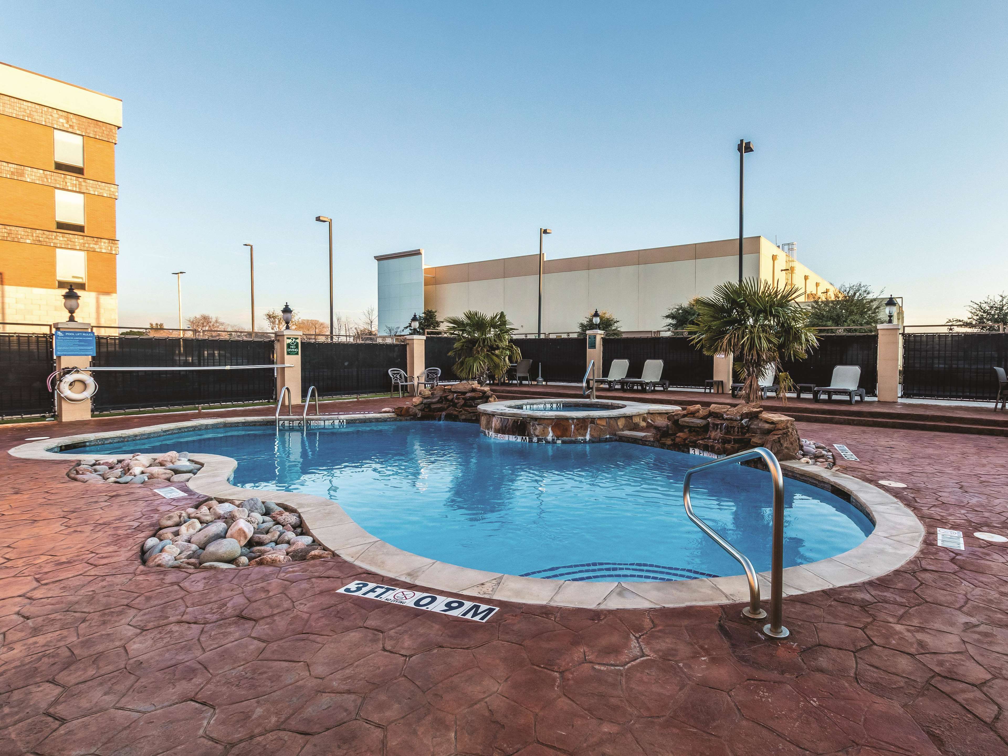 La Quinta Inn & Suites by Wyndham Dallas Grand Prairie South
