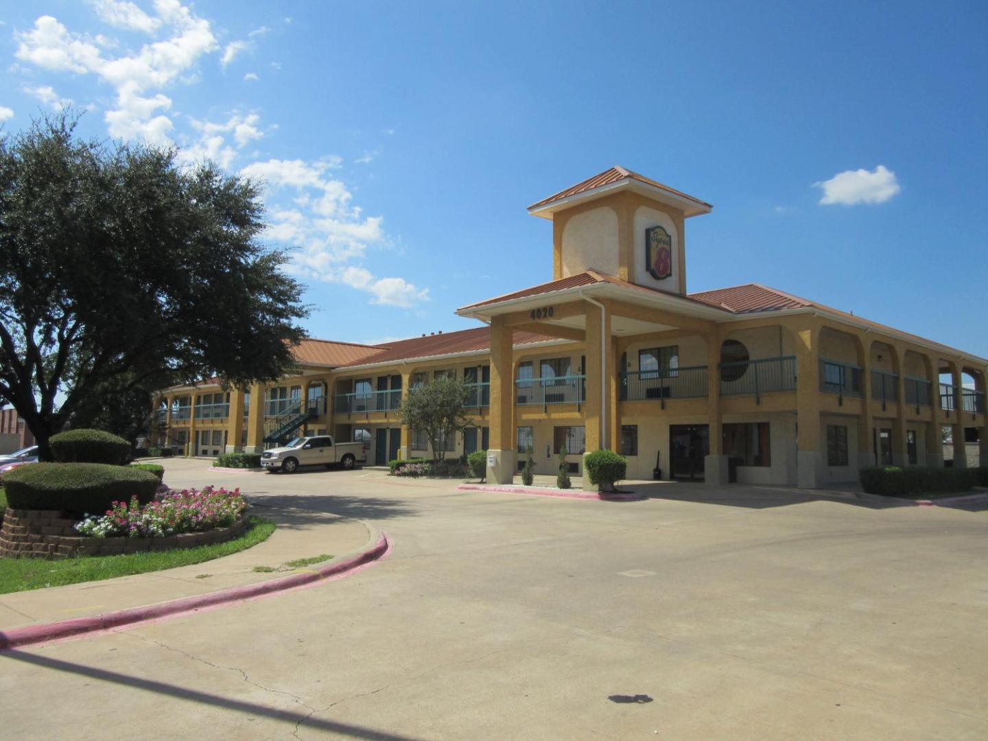 Super 8 by Wyndham Grand Prairie Southwest
