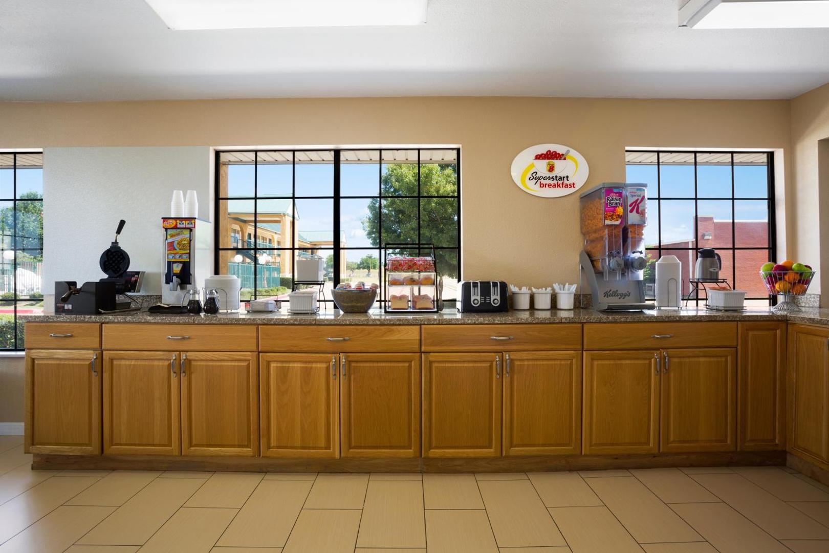 Super 8 by Wyndham Grand Prairie Southwest