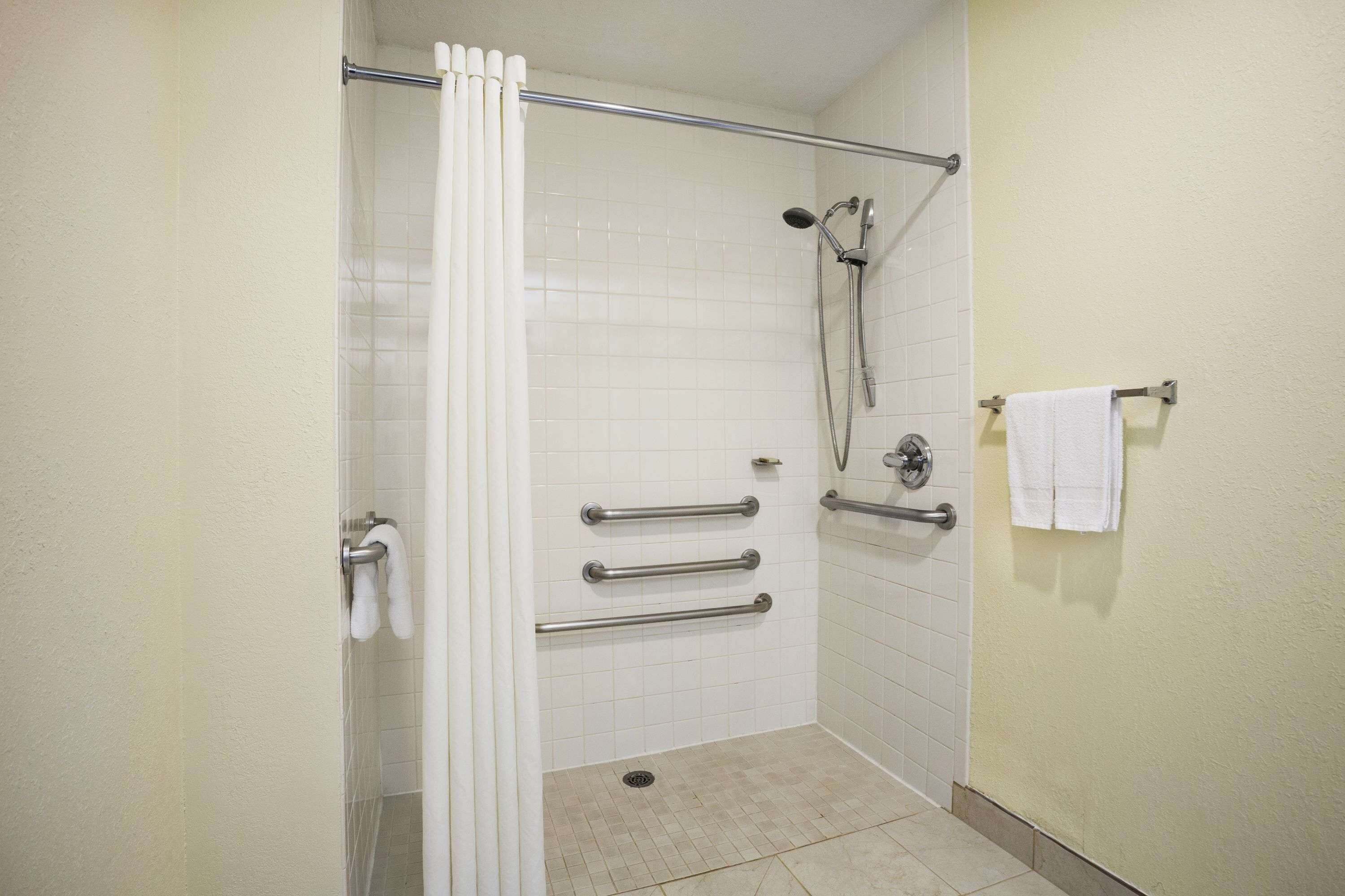 Super 8 by Wyndham Grand Prairie Southwest