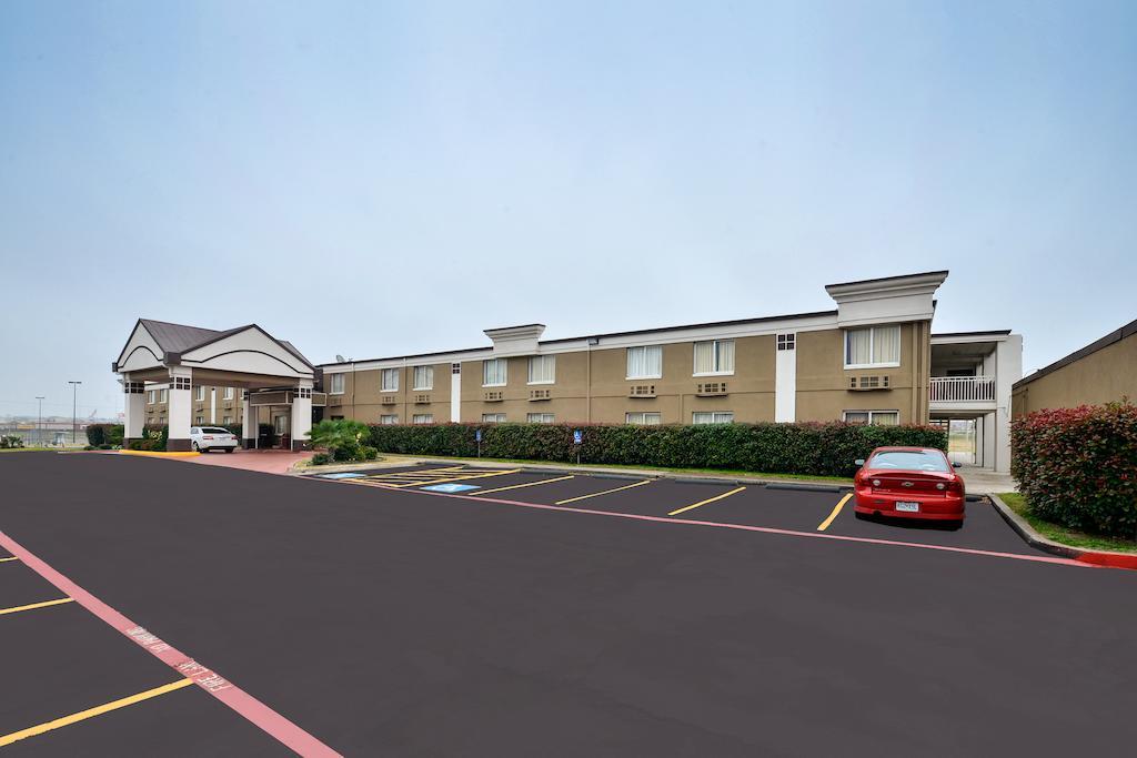 Super 8 by Wyndham Grand Prairie North