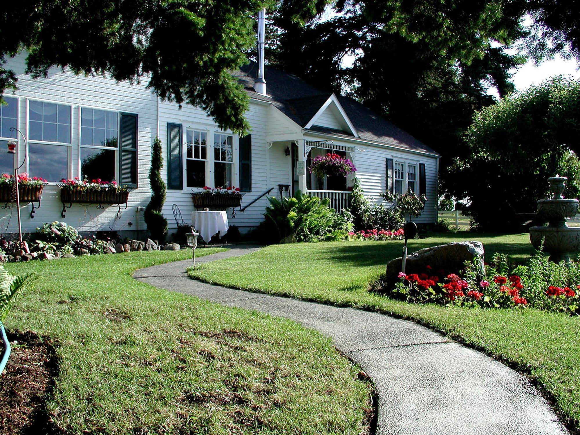 Cozy Rose Inn