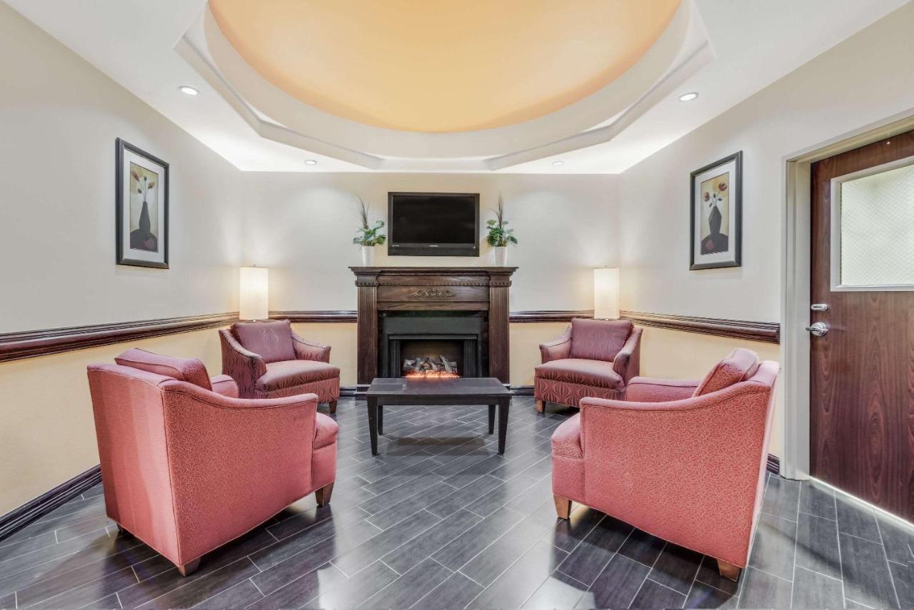Super 8 by Wyndham Hidalgo/McAllen Area