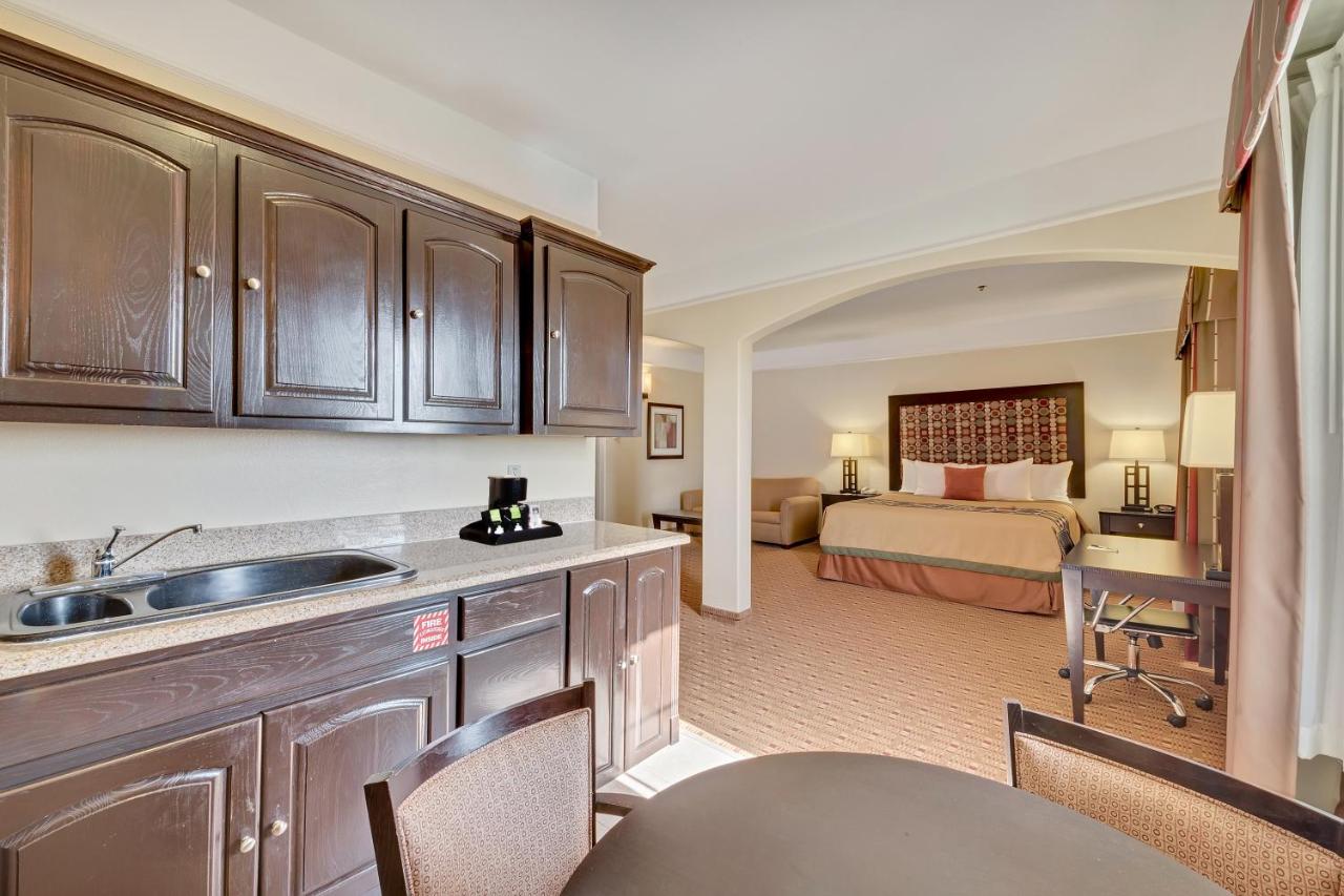 Super 8 by Wyndham Hidalgo/McAllen Area