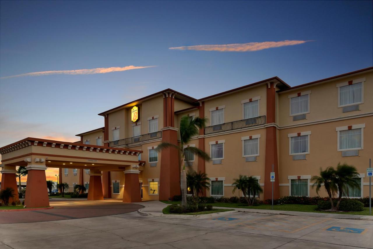 Super 8 by Wyndham Hidalgo/McAllen Area