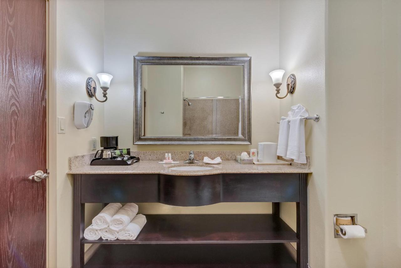 Super 8 by Wyndham Hidalgo/McAllen Area