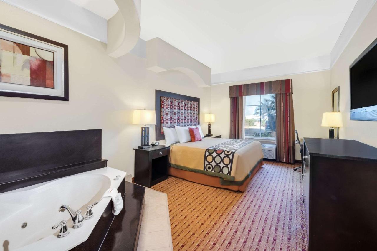 Super 8 by Wyndham Hidalgo/McAllen Area