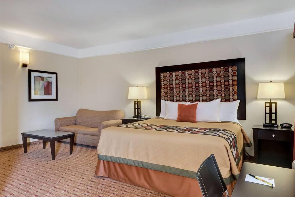 Super 8 by Wyndham Hidalgo/McAllen Area