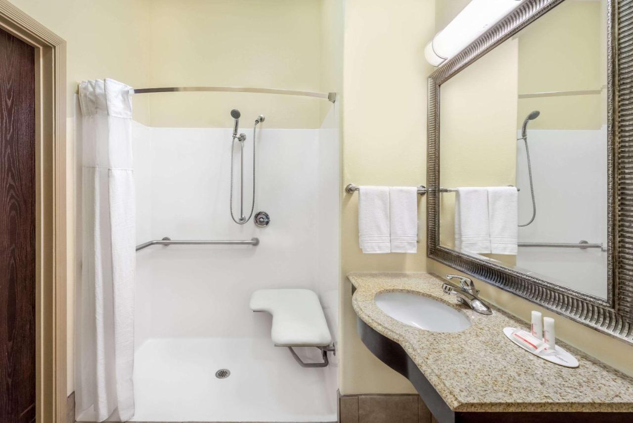 Super 8 by Wyndham Hidalgo/McAllen Area