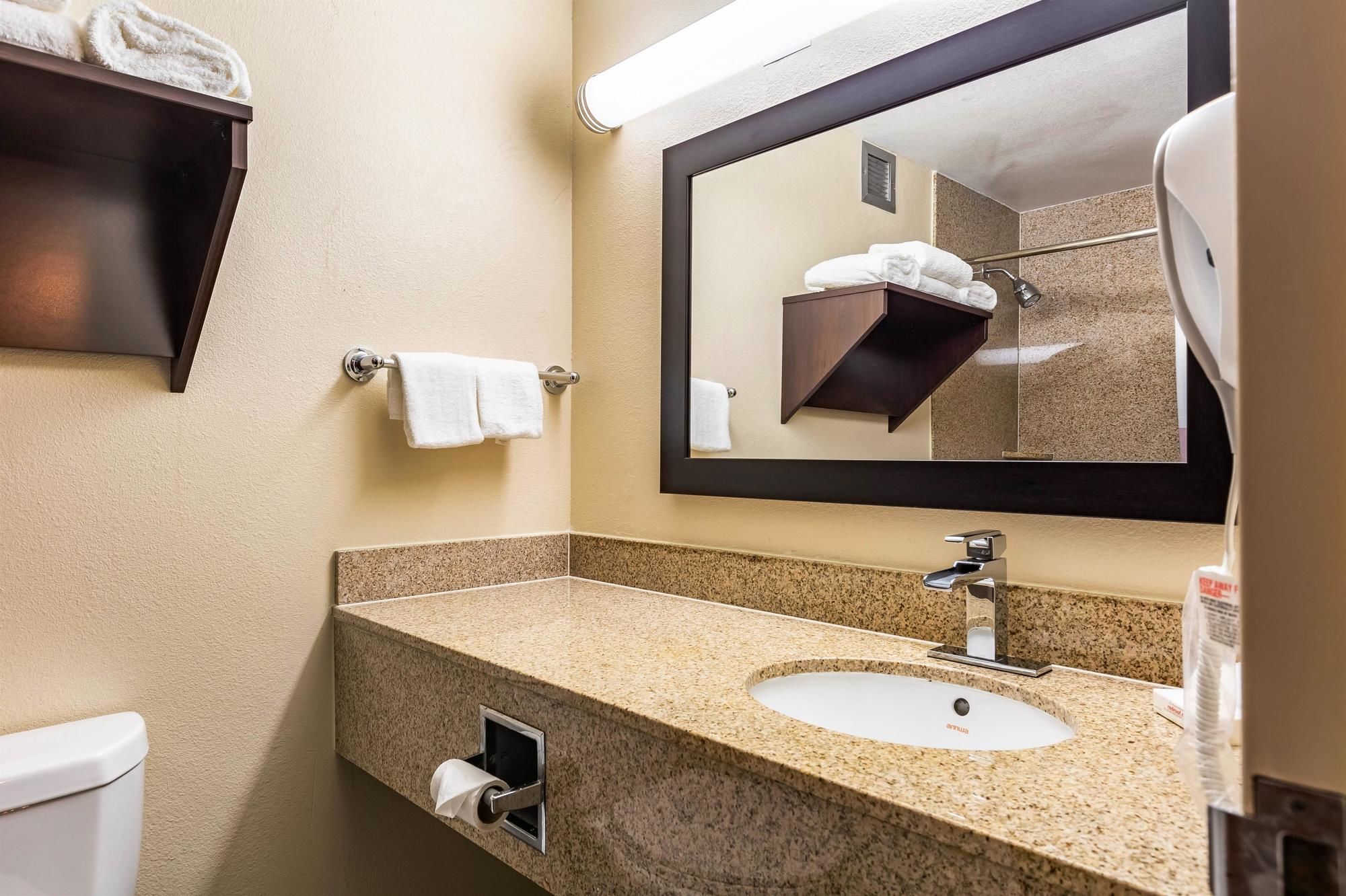 Red Roof Plus+ & Suites Houston – IAH Airport SW