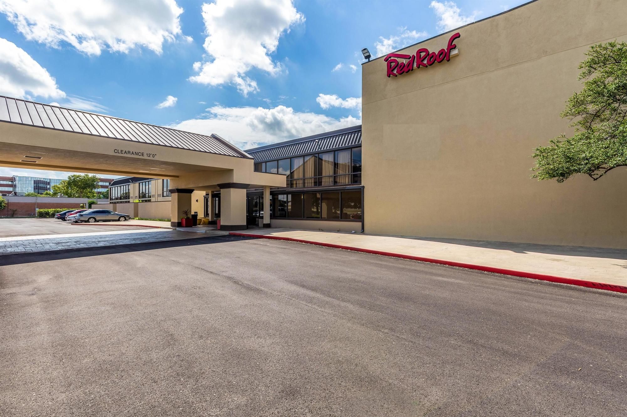 Red Roof Plus+ & Suites Houston – IAH Airport SW