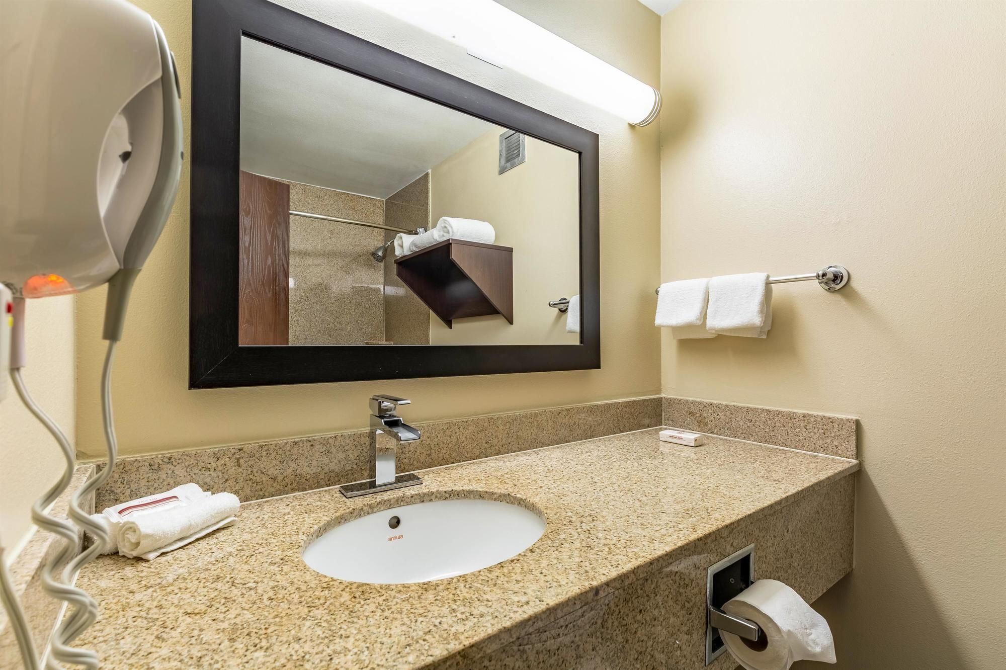 Red Roof Plus+ & Suites Houston – IAH Airport SW