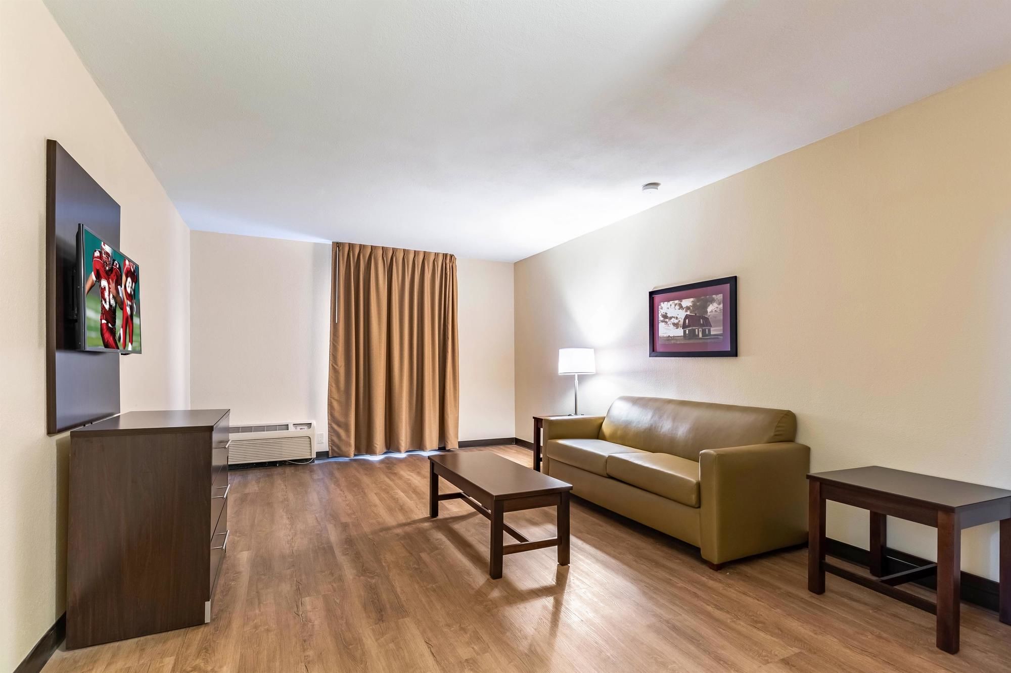 Red Roof Plus+ & Suites Houston – IAH Airport SW