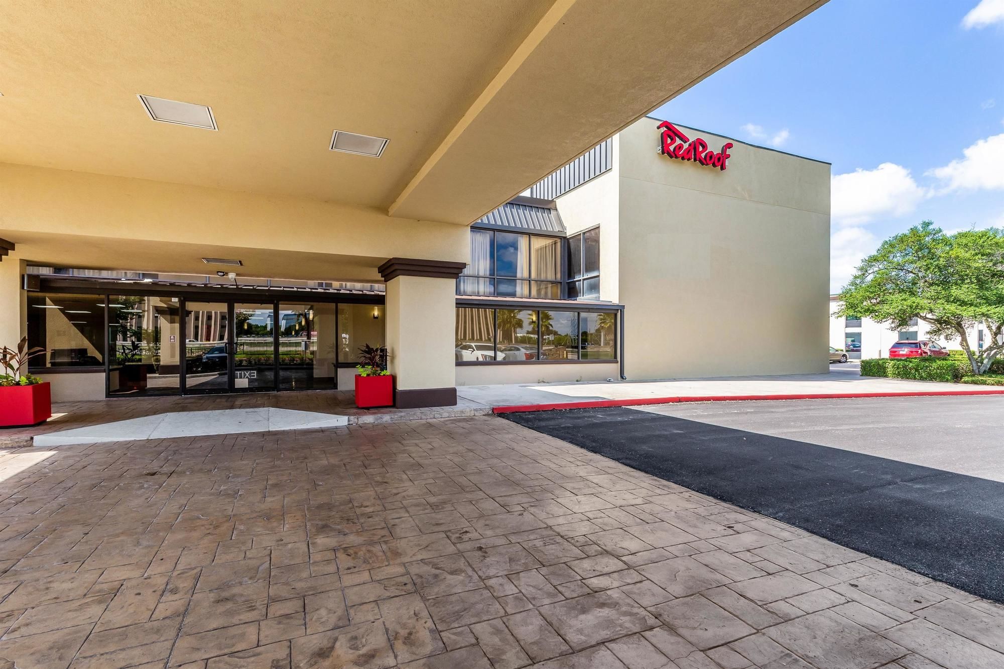 Red Roof Plus+ & Suites Houston – IAH Airport SW