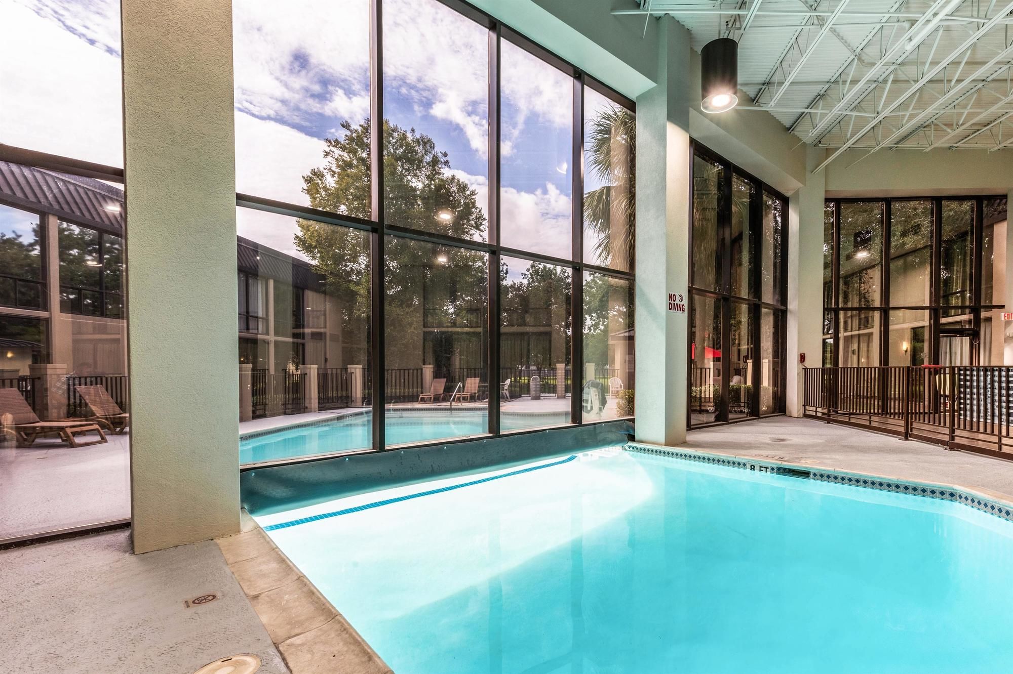 Red Roof Plus+ & Suites Houston – IAH Airport SW