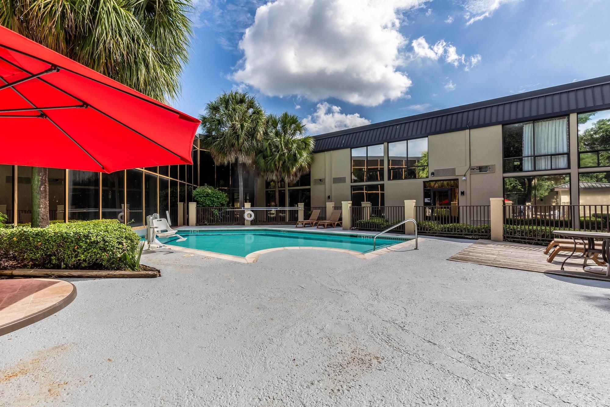 Red Roof Plus+ & Suites Houston – IAH Airport SW