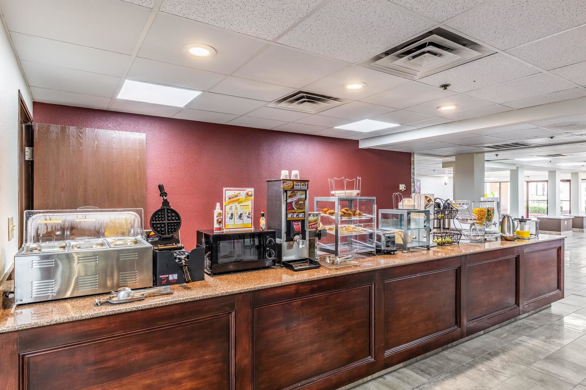 Red Roof Plus+ & Suites Houston – IAH Airport SW