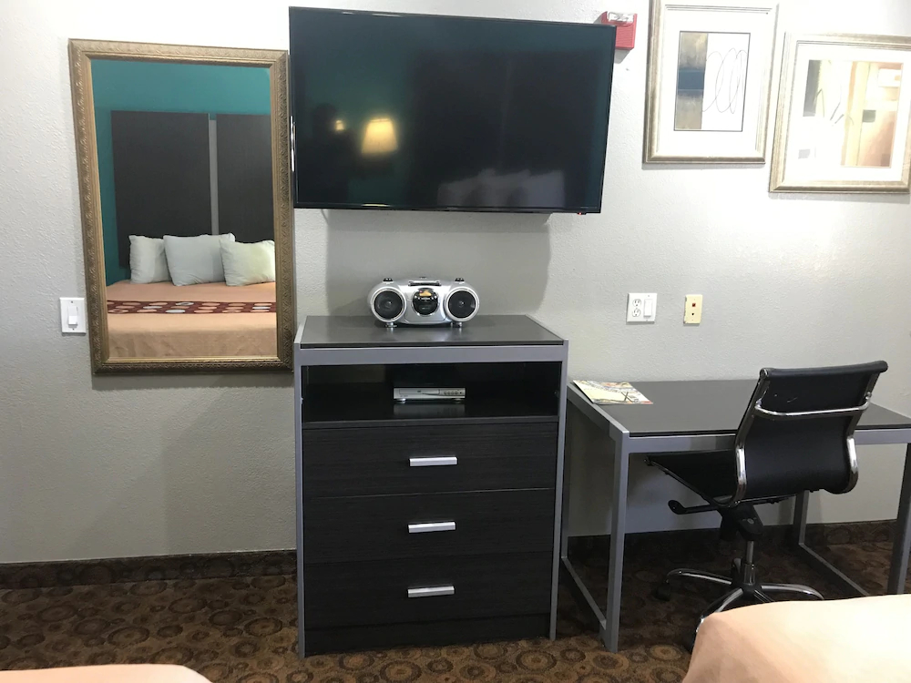 Camelot Inn & Suites
