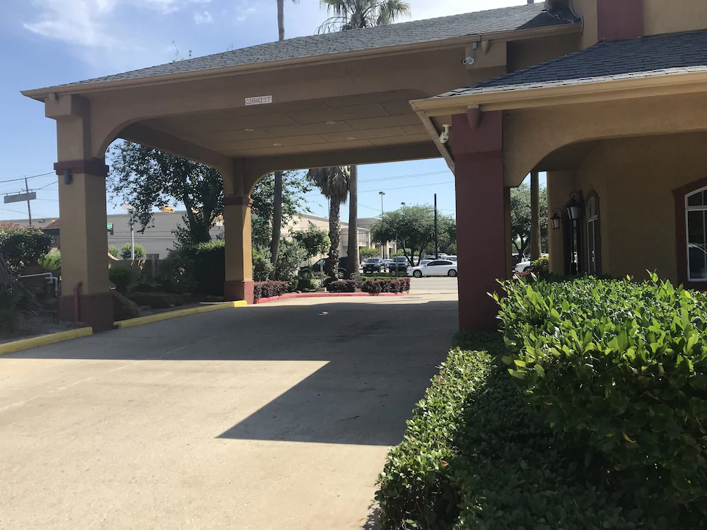 Camelot Inn & Suites