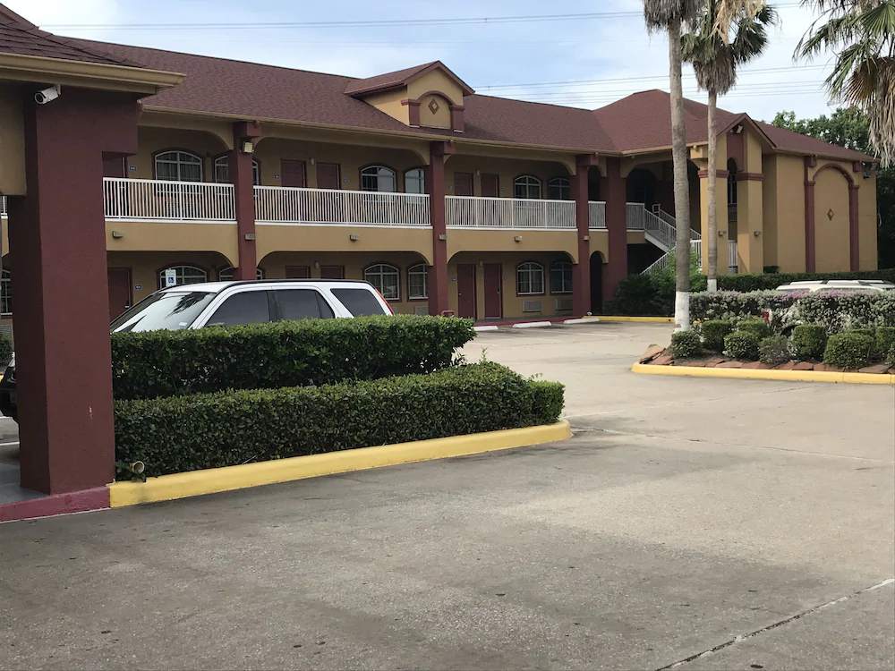 Camelot Inn & Suites