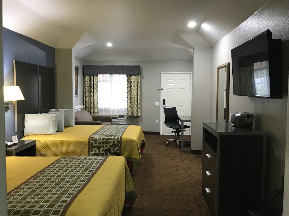 Camelot Inn & Suites