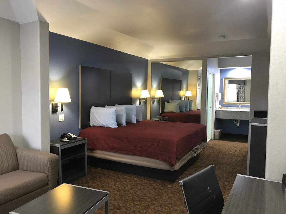 Camelot Inn & Suites