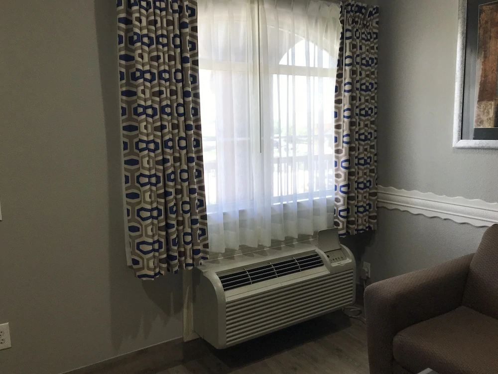 Camelot Inn & Suites
