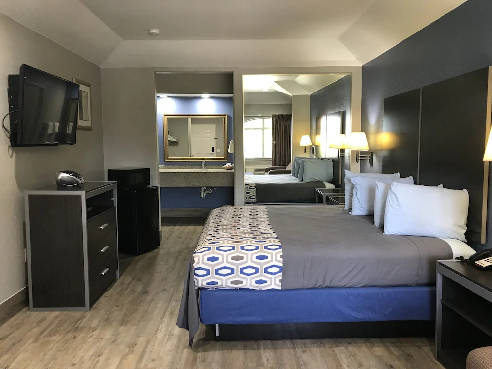 Camelot Inn & Suites
