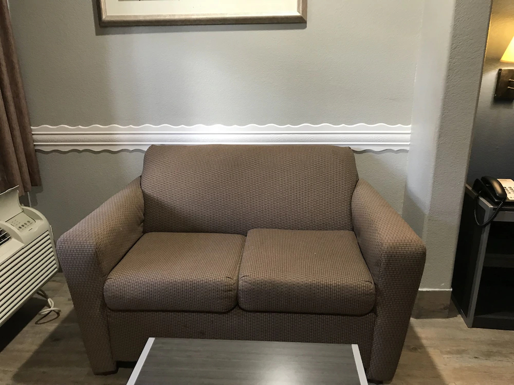 Camelot Inn & Suites