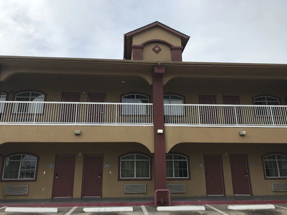 Camelot Inn & Suites
