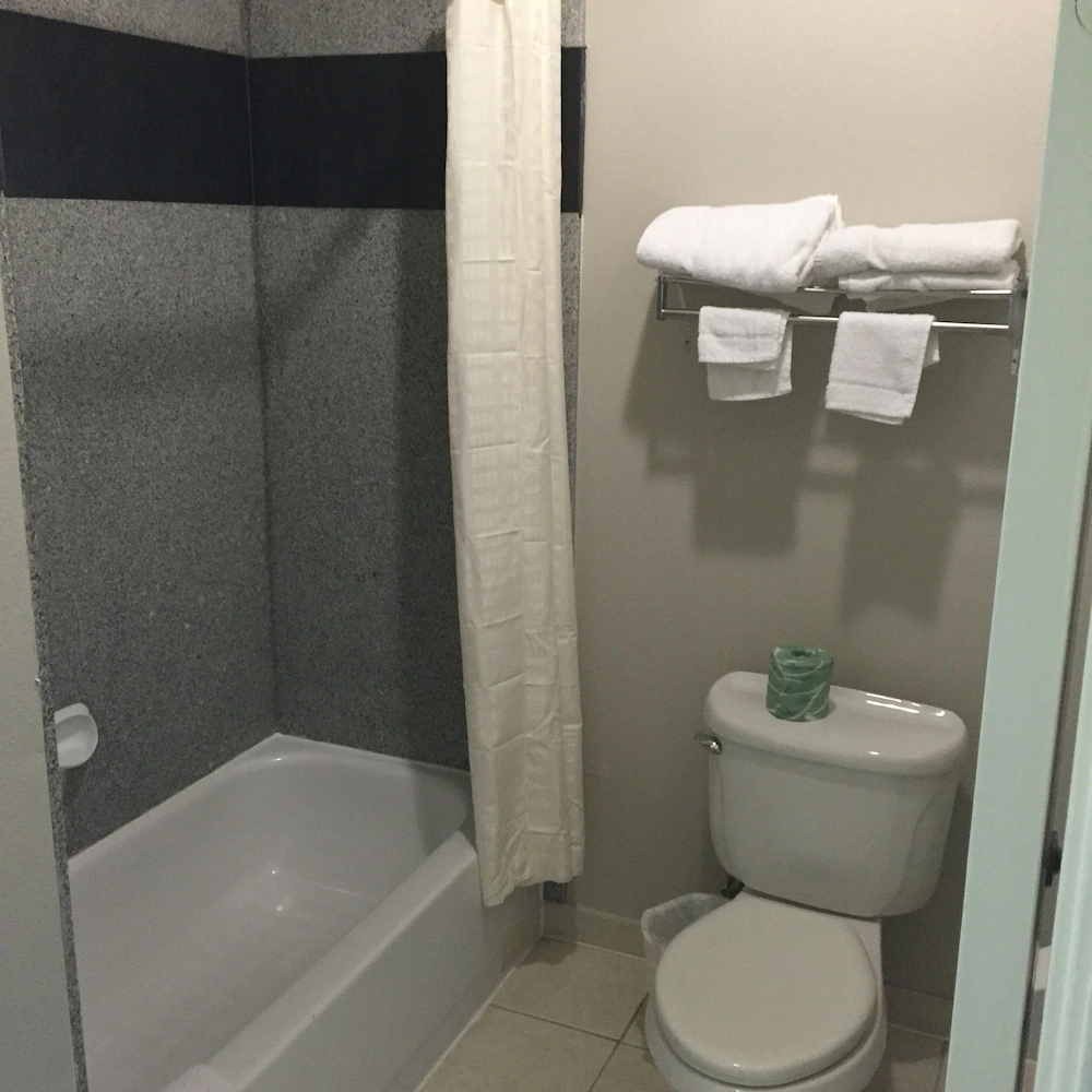 Camelot Inn & Suites Hobby/Gulf Freeway