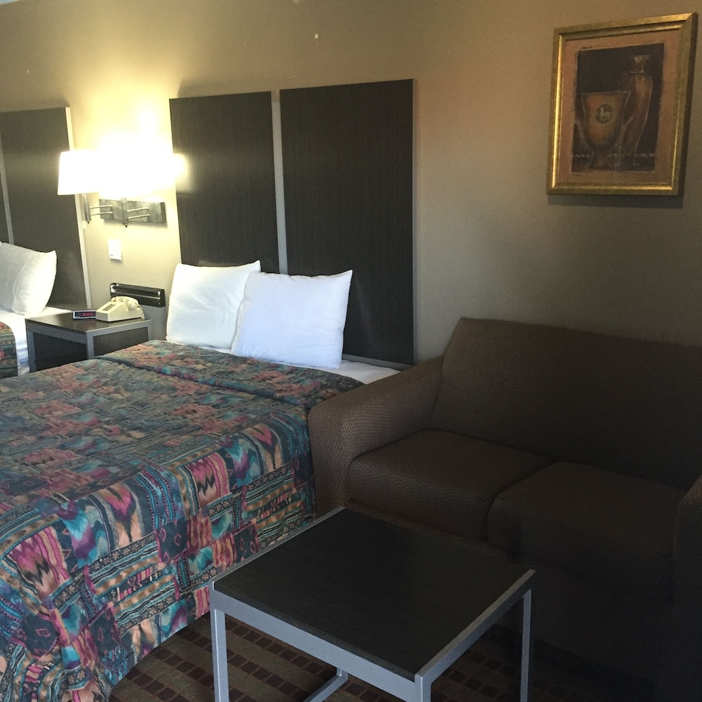 Camelot Inn & Suites Hobby/Gulf Freeway