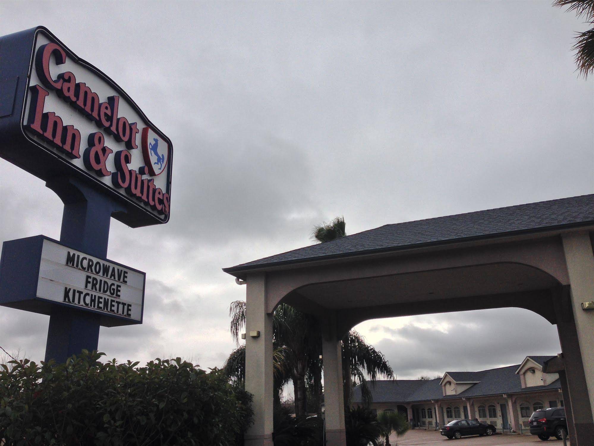 Camelot Inn & Suites