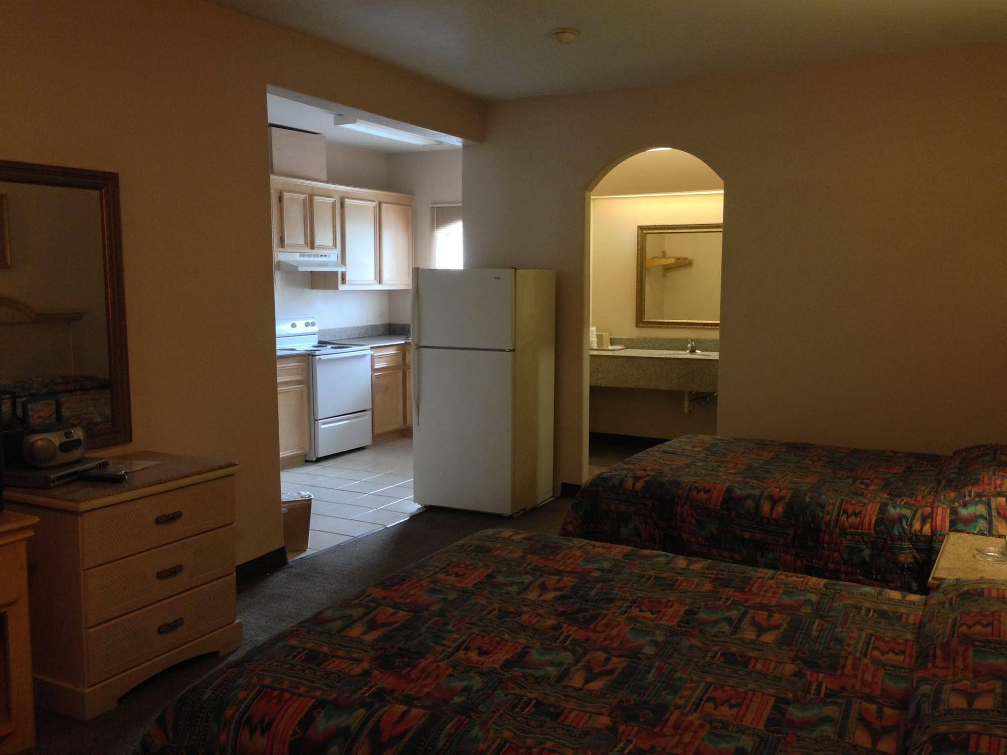 Camelot Inn & Suites