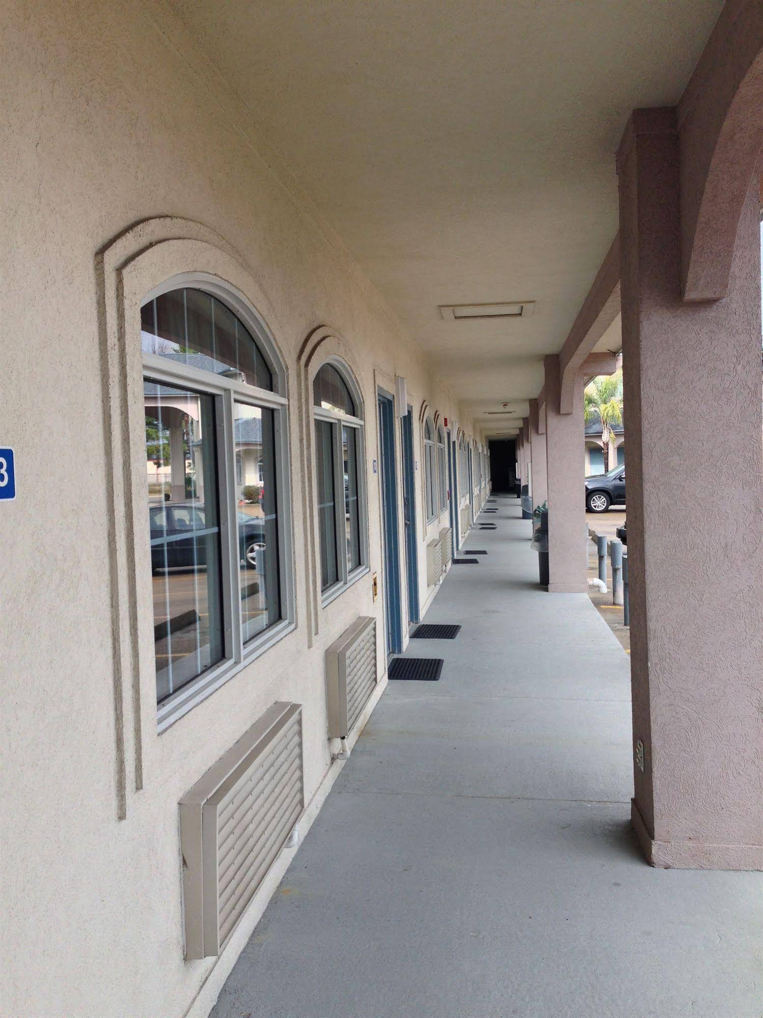 Camelot Inn & Suites